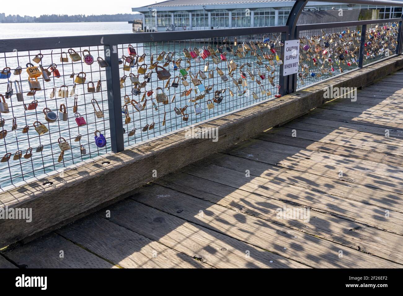 Locks d'amour enfermés sur la clôture du marché Lonsdale Quay à North Vancouver, Canada. Banque D'Images