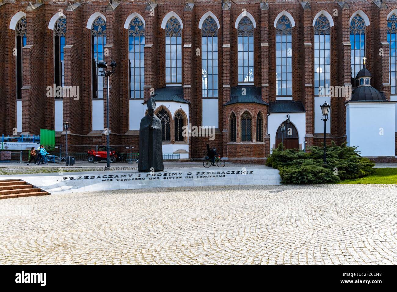 Wroclaw, Pologne - Mai 3 2020: Monument à la carte. BOLESŁAW Kominek en face de l'église catholique romaine de Saint-NMP Banque D'Images
