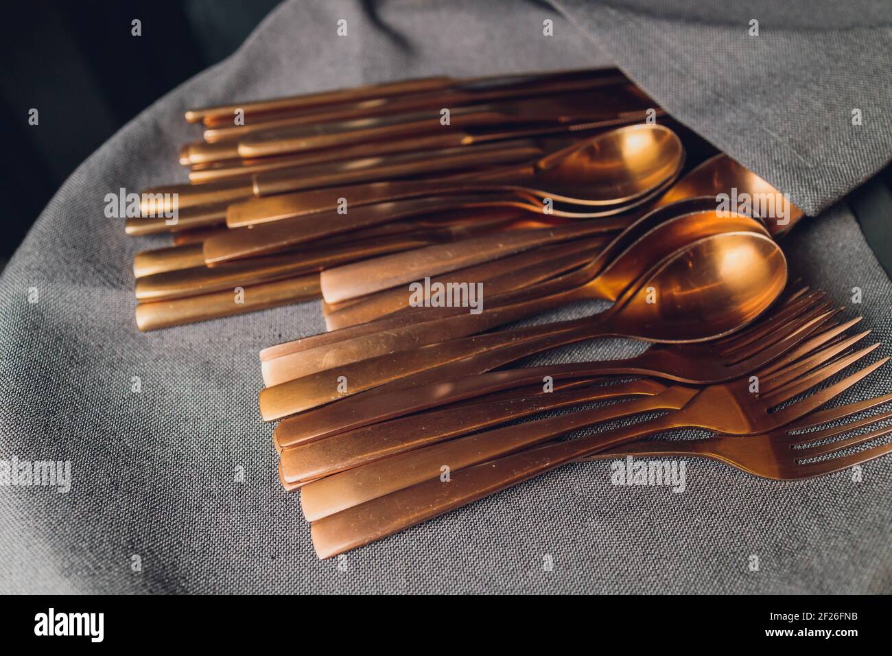 Des couverts en bois d'olivier traditionnel espagnol cuillère fourchette  ustensiles de palettes Photo Stock - Alamy
