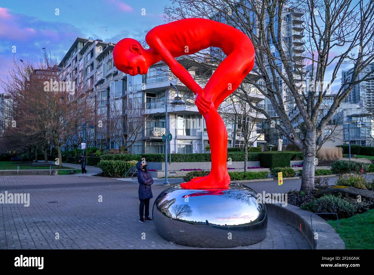 The Proud Youth, par le sculpteur chinois Chen Wenling, False Creek Seawall, Vancouver, Colombie-Britannique, Canada Banque D'Images