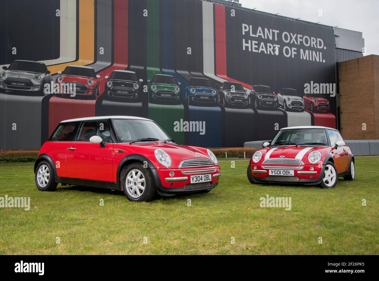 Début (avril) 2001, la préproduction R50 façonne les mini-coopeurs BMW à l'usine d'Oxford. Ces voitures d'immatriculation y ont été construites pour le lancement de la marque Banque D'Images