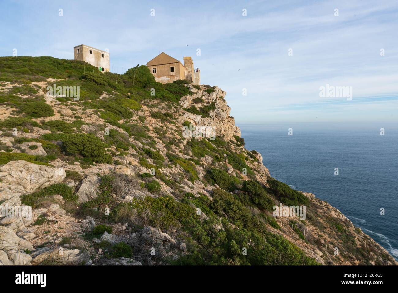 Ruine des bâtiments dans le paysage du Cap-Espichel avec l'océan atlantique et les falaises, au Portugal Banque D'Images