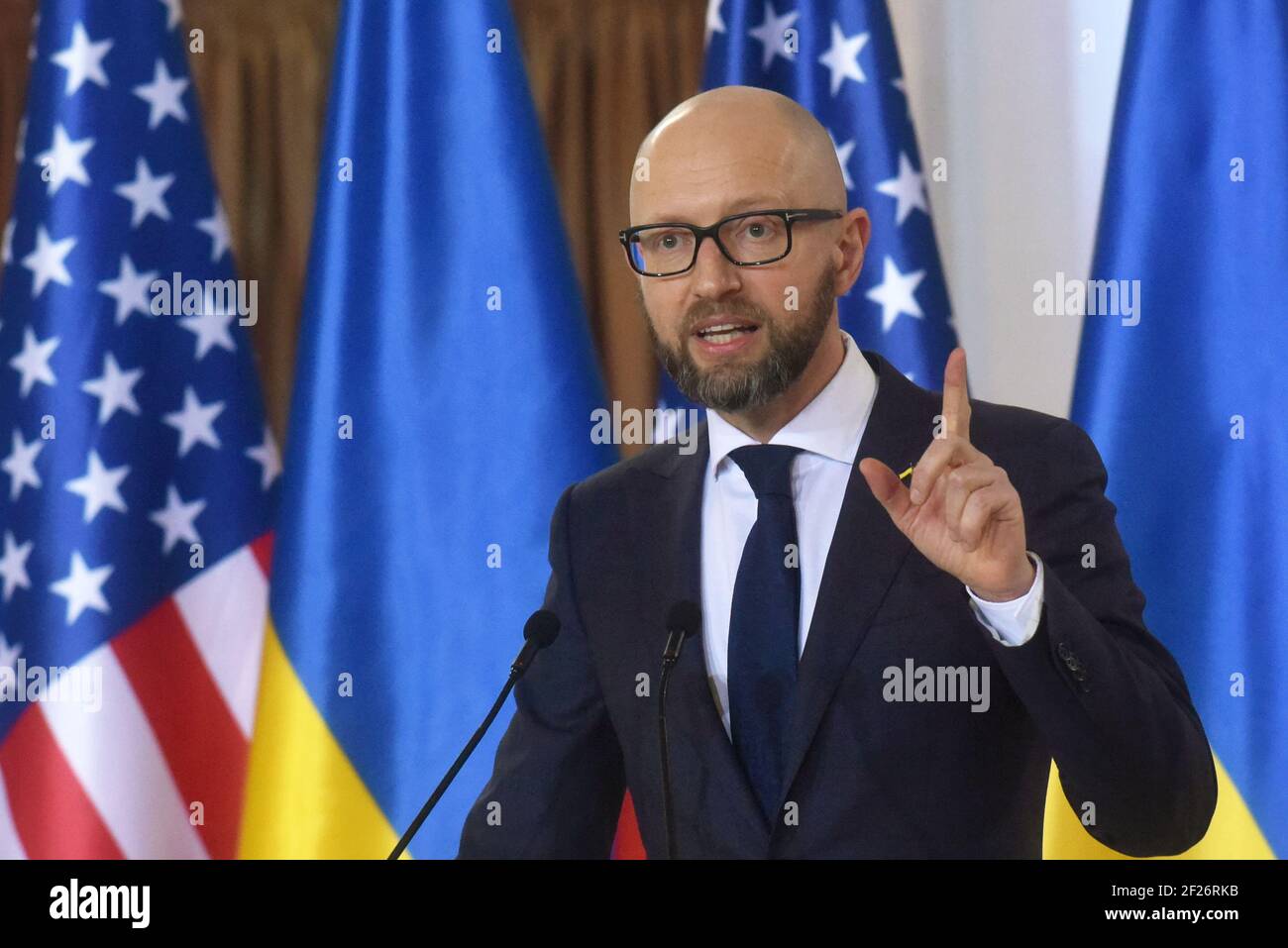 Non exclusif: KIEV, UKRAINE - 10 MARS 2021 - ancien Premier ministre ukrainien (2014-2016), char du Forum de sécurité de Kiev Arseniy Yatsenyuk est pict Banque D'Images