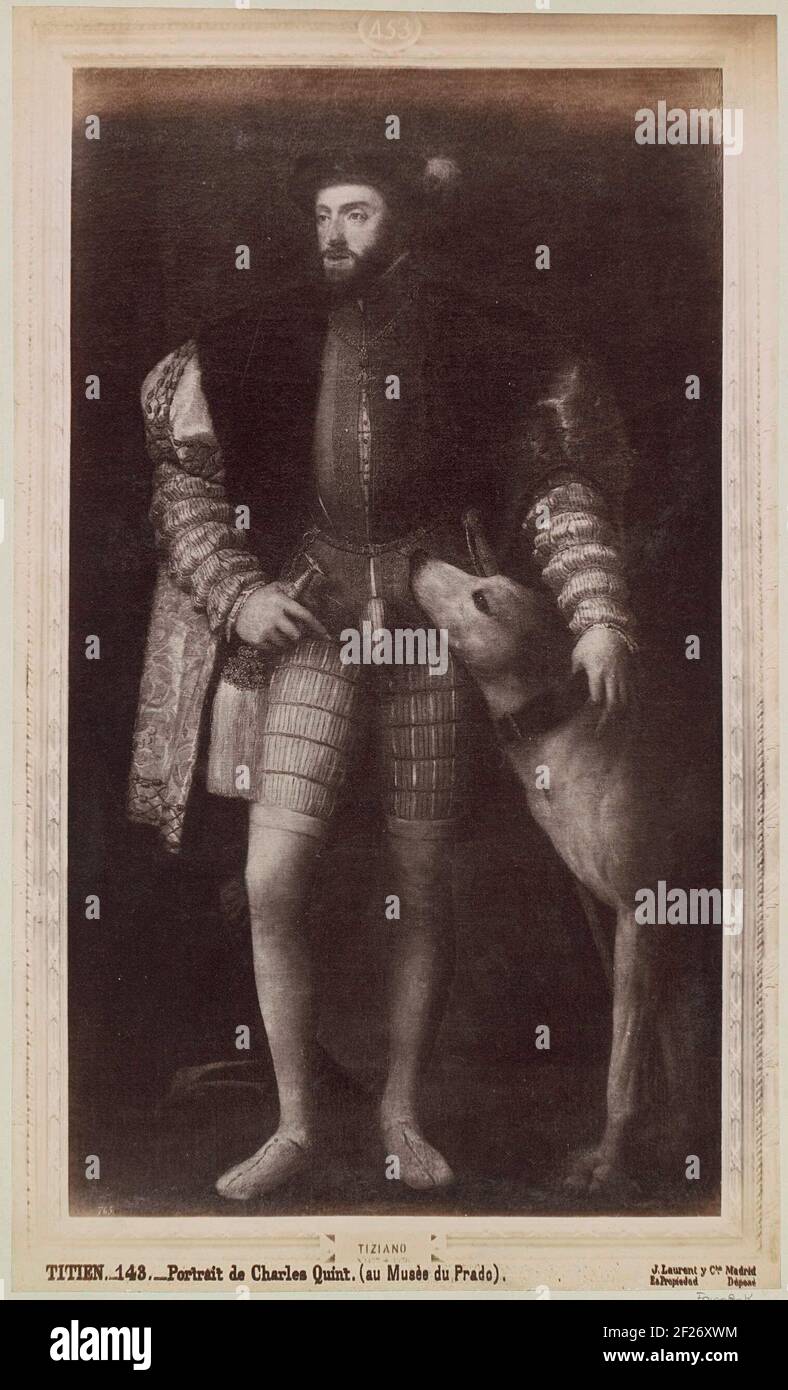 Reproduction photo d'un tableau de Titien, présentant un portrait de l'empereur Charles V avec un chien de chasse; Titien.- Portrait du Charles Quint. (Au Musée du Prado) .. Fait partie d'un album de voyage avec des photos de sites touristiques en Espagne et au Maroc. Banque D'Images