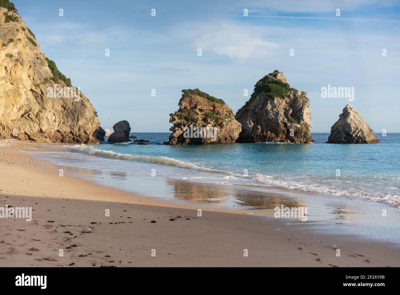 Ribeiro do Cavalo Paradise Beach dans le parc naturel d'Arrabida à Sesimbra, Portugal Banque D'Images