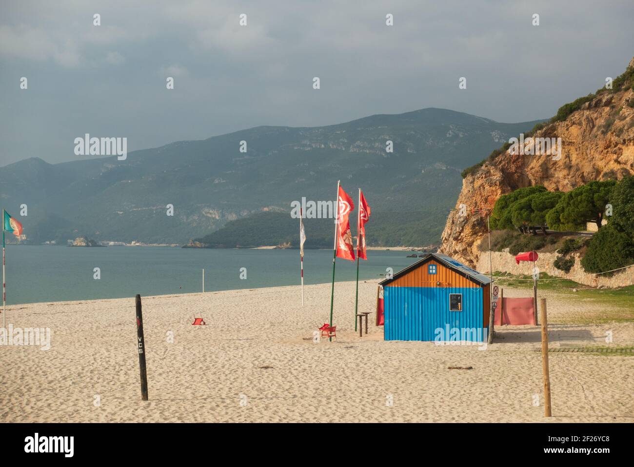 Plage de Figueirinha avec parc naturel d'Arrabida et océan atlantique, à Sesimbra, Portugal Banque D'Images