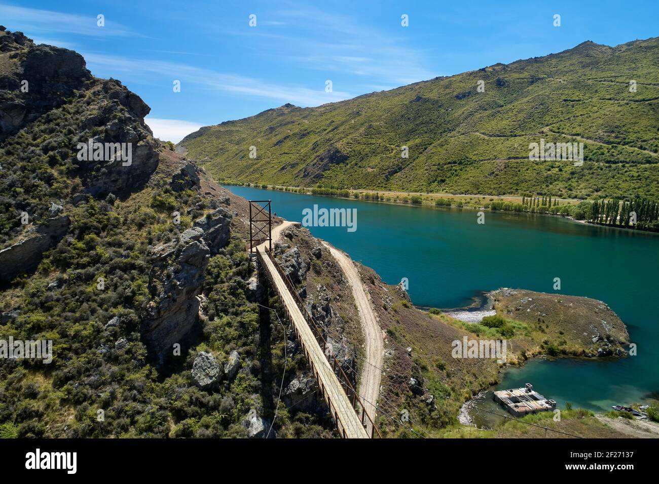 Pont suspendu Hugo sur le sentier du cycle du lac Dunstan et le lac Dunstan, près de Cromwell, Central Otago, South Island, Nouvelle-Zélande Banque D'Images