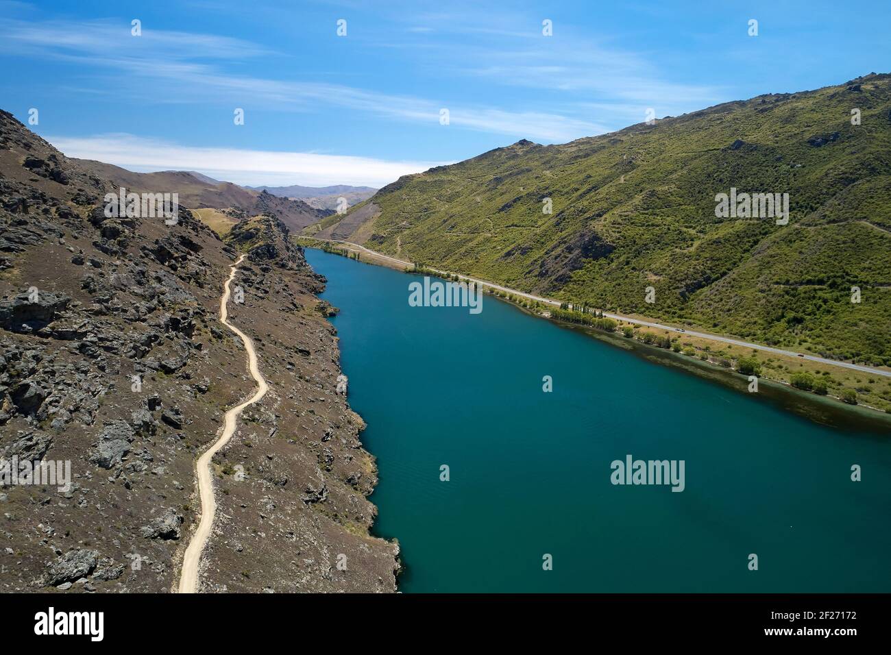 Sentier cyclable du lac Dunstan (à gauche), State Highway 8, Cromwell gorge (à droite) et le lac Dunstan, près de Cromwell, Centre d'Otago, Île du Sud, Nouvelle-Zélande Banque D'Images