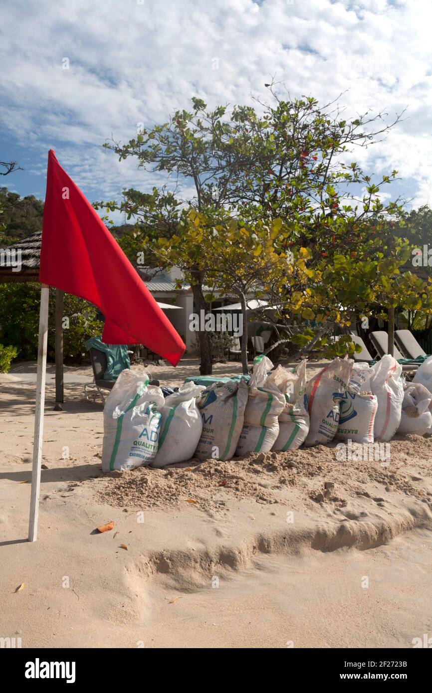 drapeau rouge sur la grande plage d'anse grenade îles éoliennes à l'ouest indies Banque D'Images