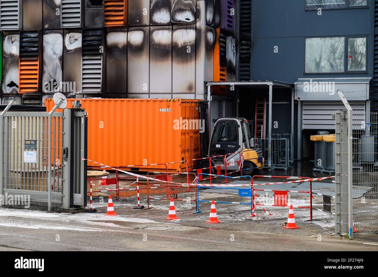 Strasbourg, France - 10 mars 2021 : conteneurs et restes brûlés du grand centre de données - des millions de sites Web hors ligne après l'incendie de la société française de services cloud OVH Cloud à Strasbourg, France Banque D'Images