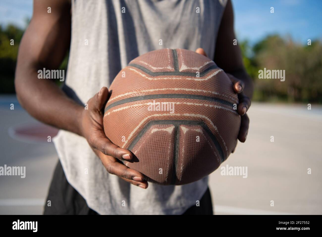 Joueur de basket-ball court avec ballon Banque D'Images
