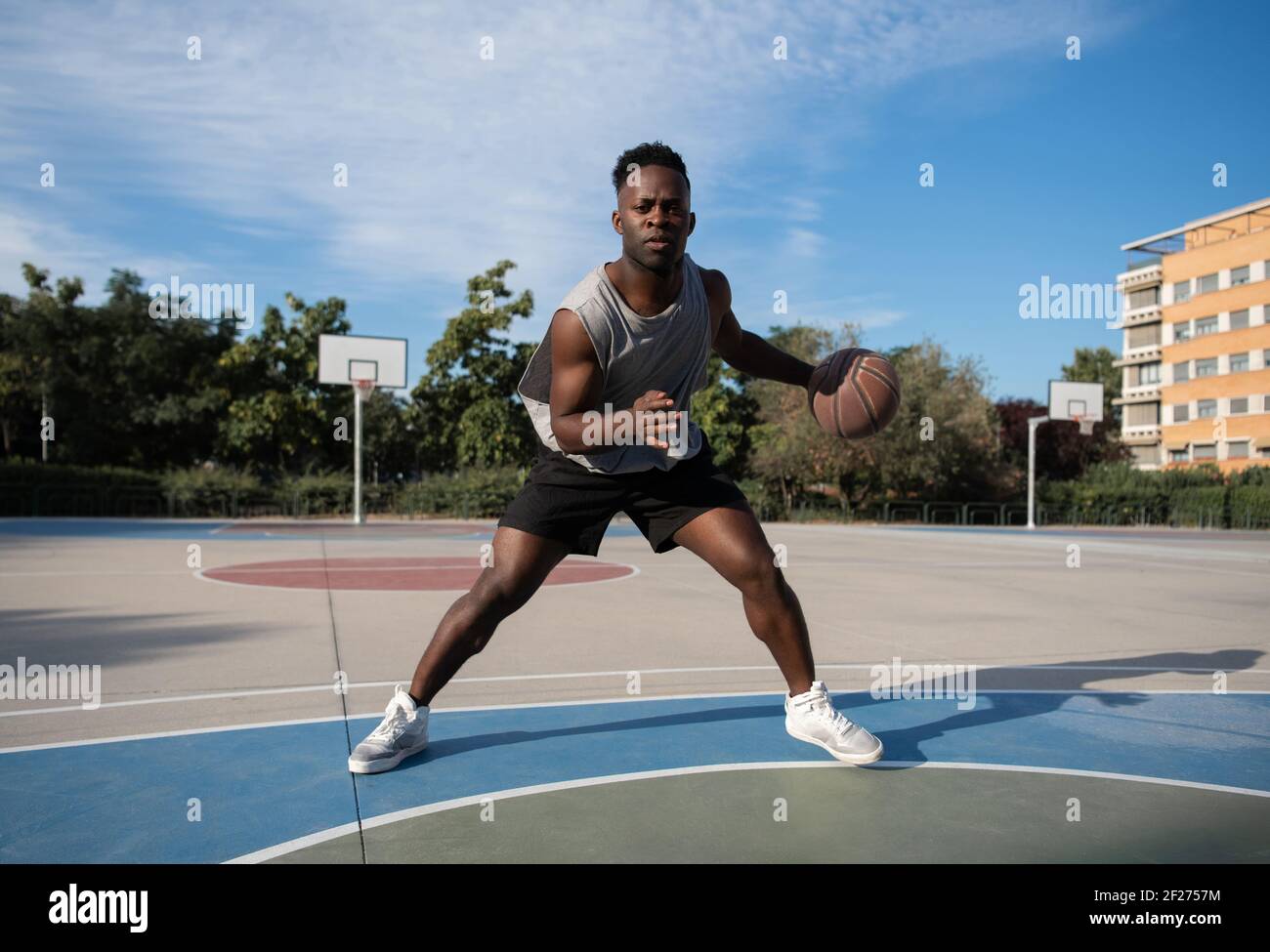 Ballon de basket-ball dribbling de sportif afro-américain Banque D'Images