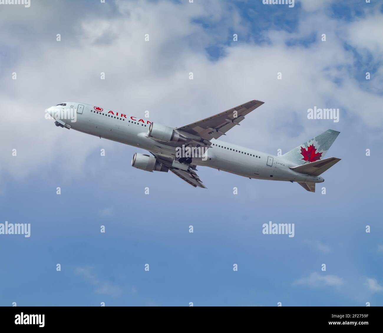 Londres, Royaume-Uni, mars 2020: Air Canada le 2020 mars - un Boeing 767 de 29 ans qui débarque de Heathrow à une hauteur d'environ 500 pieds avec des trains d'atterrissage presque Banque D'Images