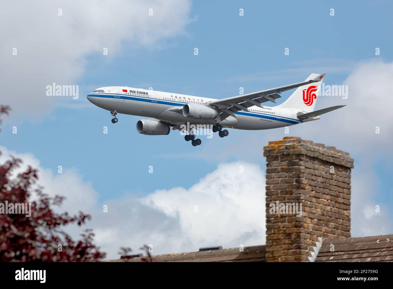 Londres, Royaume-Uni, juin 2020. Un avion Air China, Airbus A330 en approche finale de Heathrow lorsqu'il flotte au-dessus de maisons résidentielles. Image Abdul Quraishi Banque D'Images