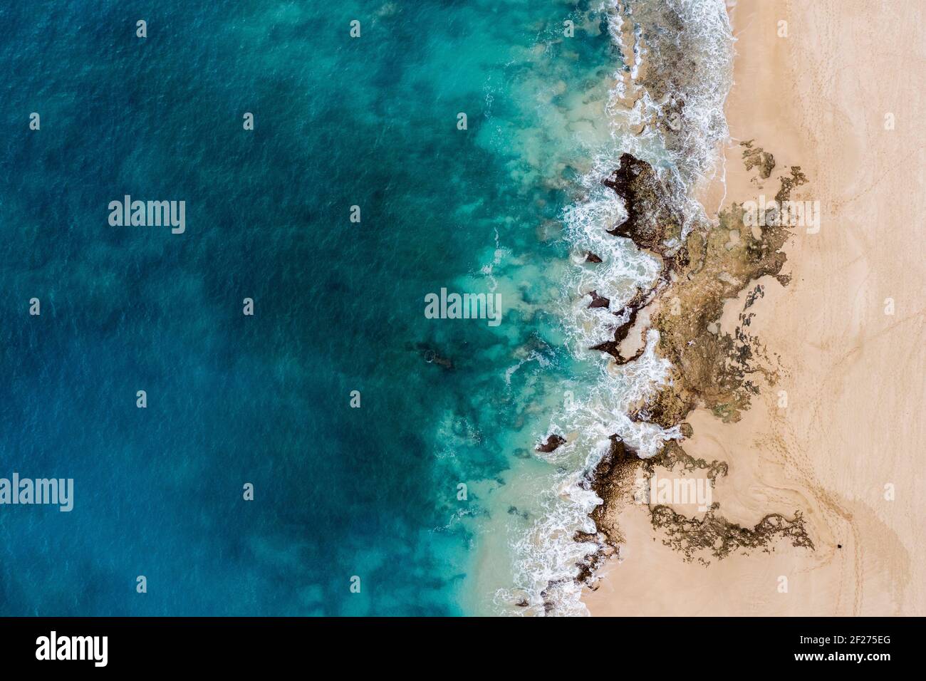 Vue aérienne sur l'océan turquoise et les rochers de corail à Hawaï Banque D'Images