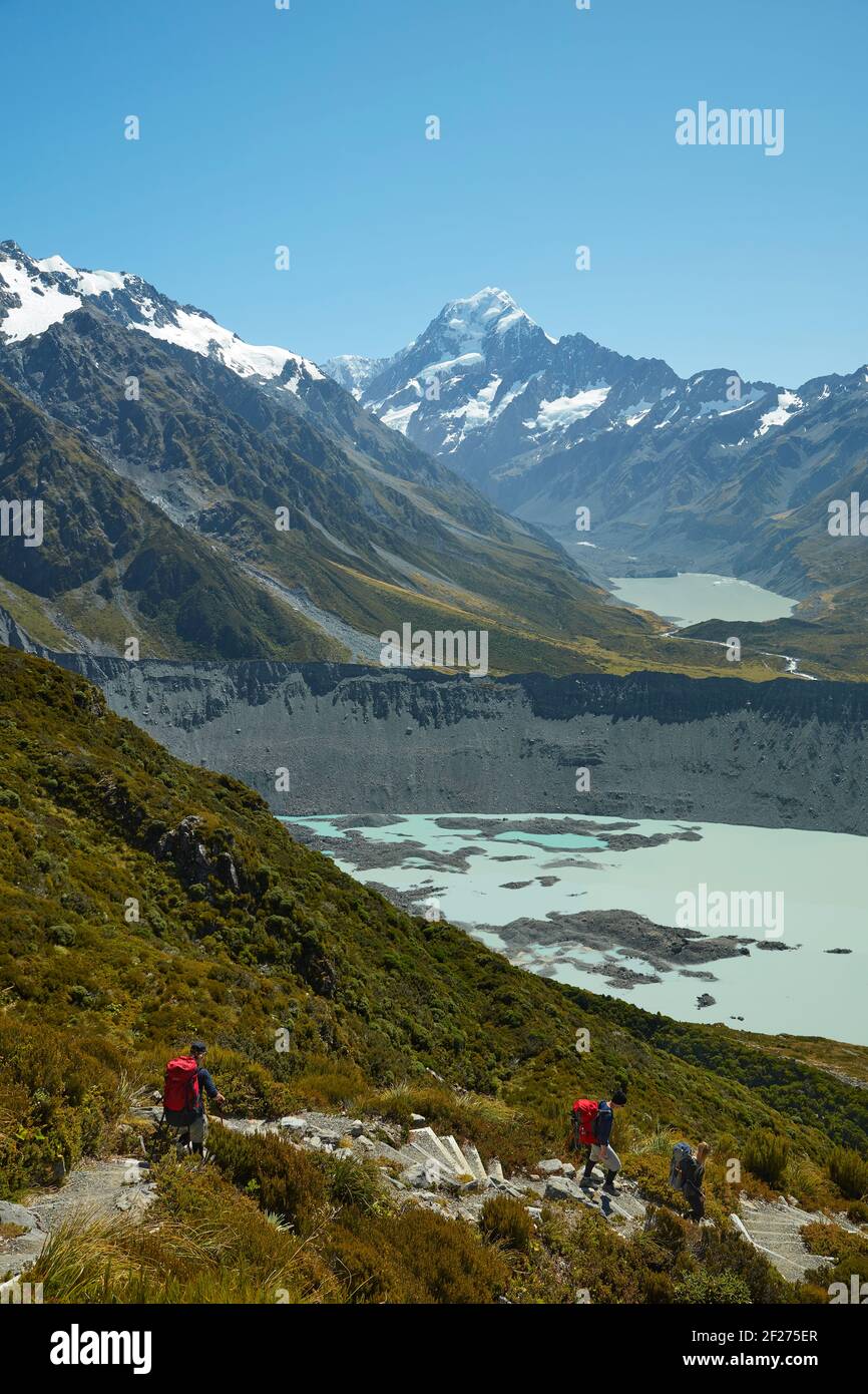 Aoraki / Mont Cook, et randonneurs sur la voie de Sealy Tarns et Mueller Hut, Aoraki / Parc national du Mont Cook, Île du Sud, Nouvelle-Zélande (modèle sorti) Banque D'Images