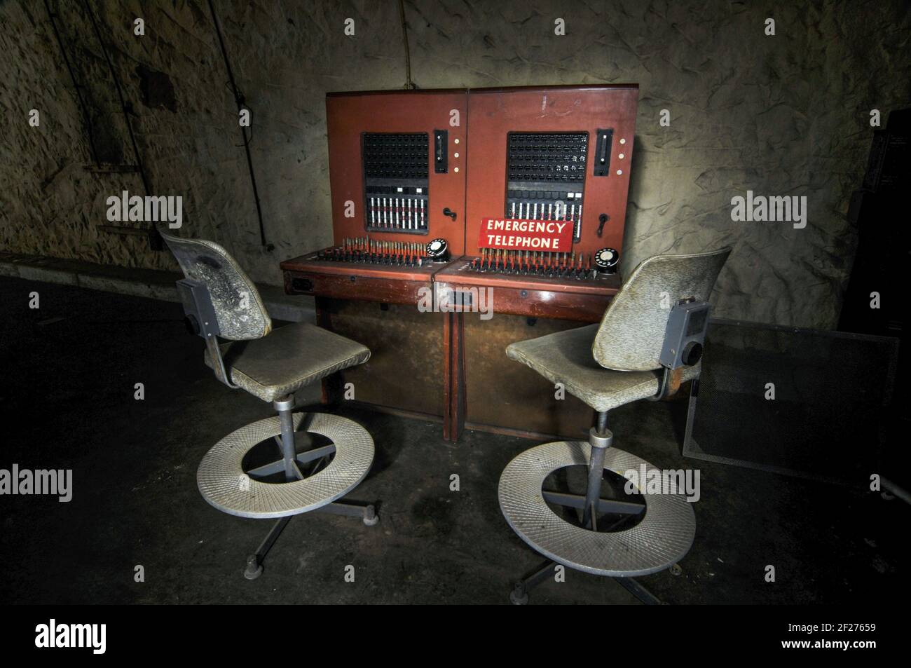 Drakelow tunnels, une ancienne usine souterraine Shadow Factory de la Seconde Guerre mondiale utilisée par le constructeur de véhicules Rover pour fabriquer des composants de moteurs d'avions militaires pour les moteurs Bristol Hercules et Rolls-Royce Pegasus. La construction des tunnels a commencé en 1941 par le sablage des tunnels en grès. À son apogée, 700 personnes ont travaillé sur le site pendant la Seconde Guerre mondiale Après la guerre, le site a été réutilisé comme bunker nucléaire et est devenu un quartier général du gouvernement régional (RGHQ 9,2) qui aurait géré la région locale en cas d'attaque nucléaire pendant la guerre froide. Le site a été vendu et déclassifié en 1993. Pic Banque D'Images