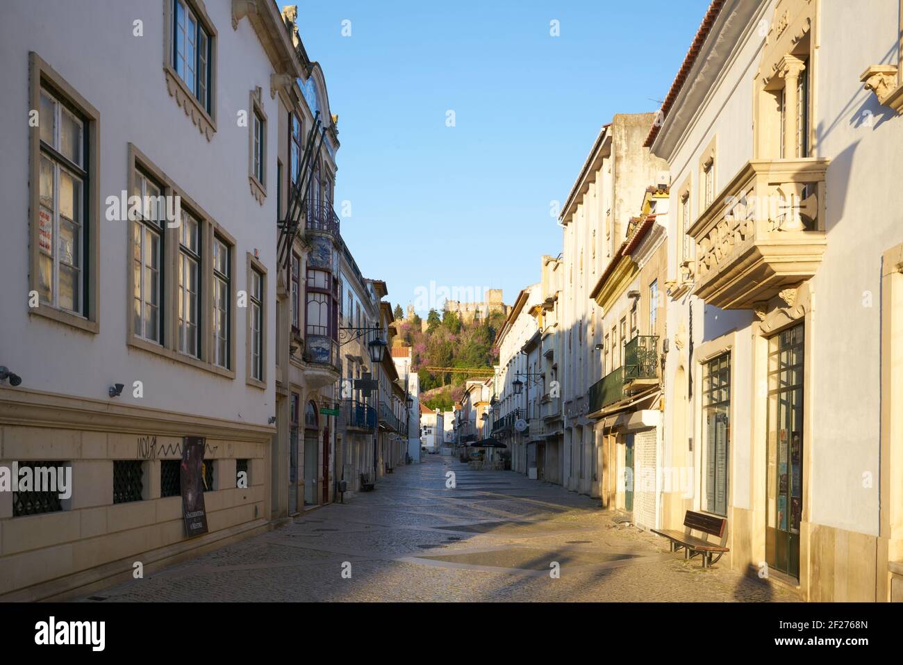 Tomar rue principale de beaux bâtiments historiques, au Portugal Banque D'Images