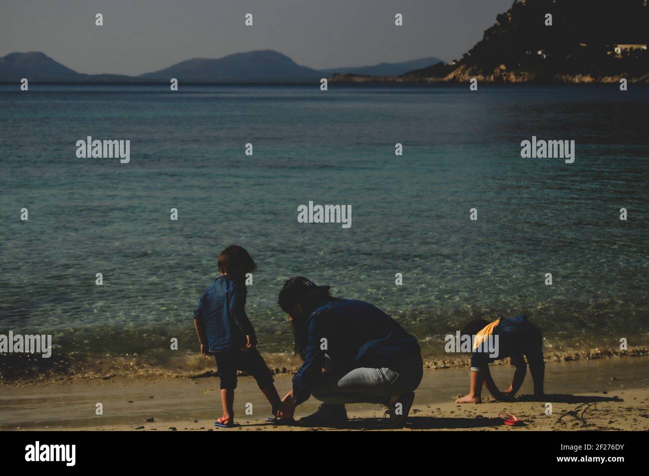 Famille jouant sur la plage Banque D'Images