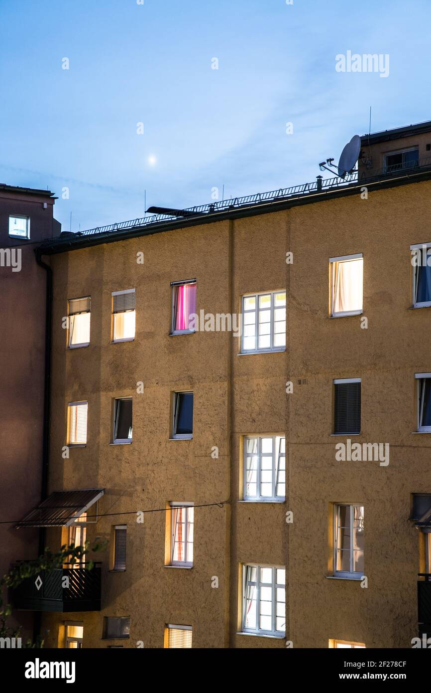 Vie urbaine: Appartements et appartements au crépuscule. Immobilier et propriété Banque D'Images