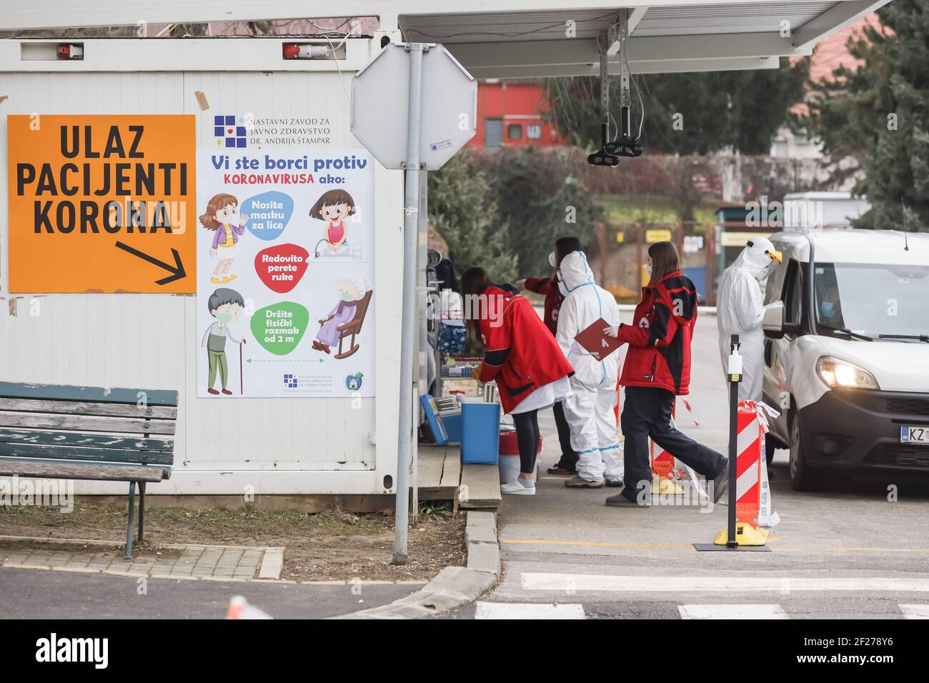 Les citoyens sont soumis à des tests de dépistage du coronavirus dans une clinique de service au Dr Fran Mihaljevic, clinique des maladies infectieuses Banque D'Images