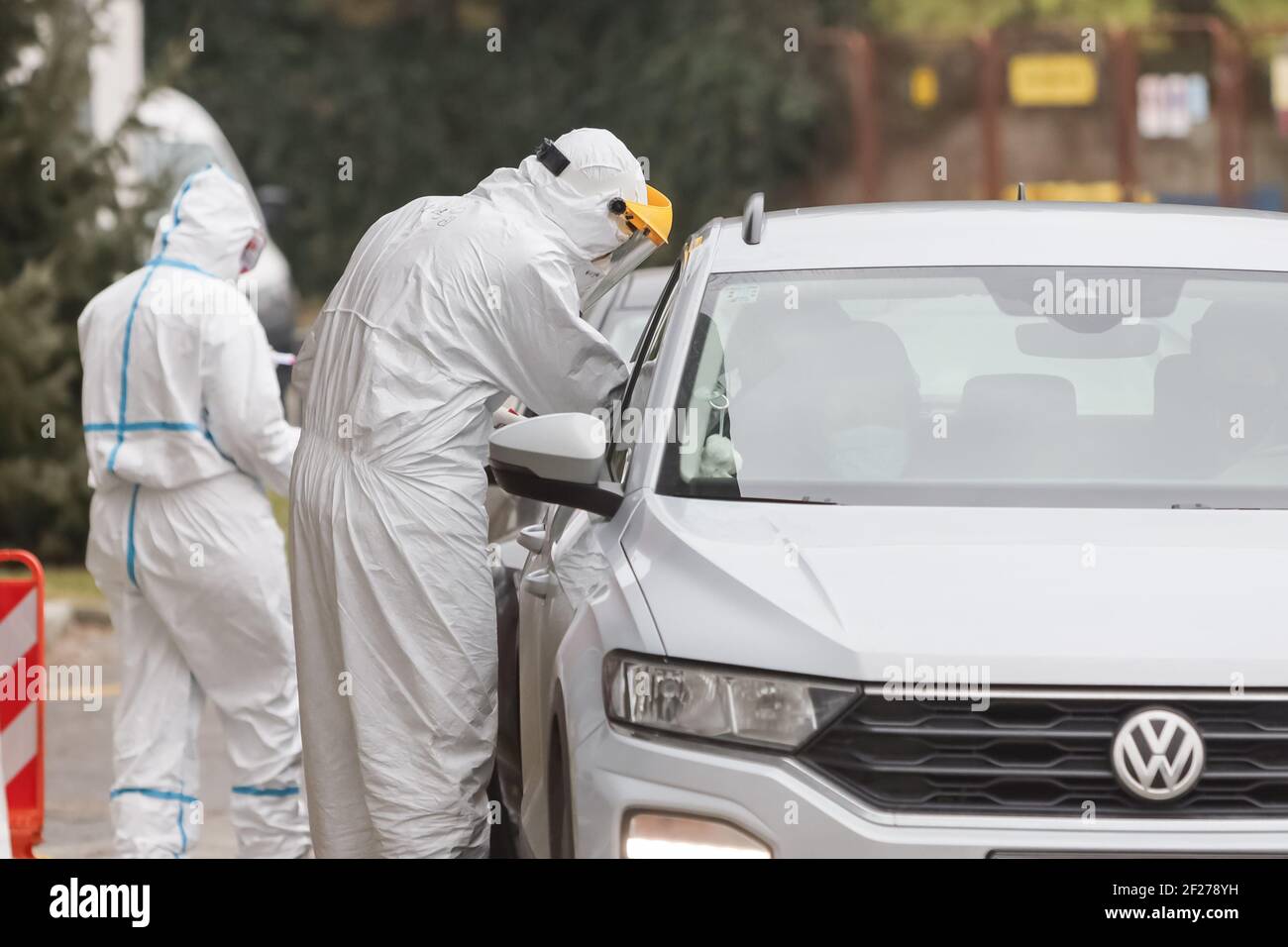 Les citoyens sont soumis à des tests de dépistage du coronavirus dans une clinique de service au Dr Fran Mihaljevic, clinique des maladies infectieuses Banque D'Images