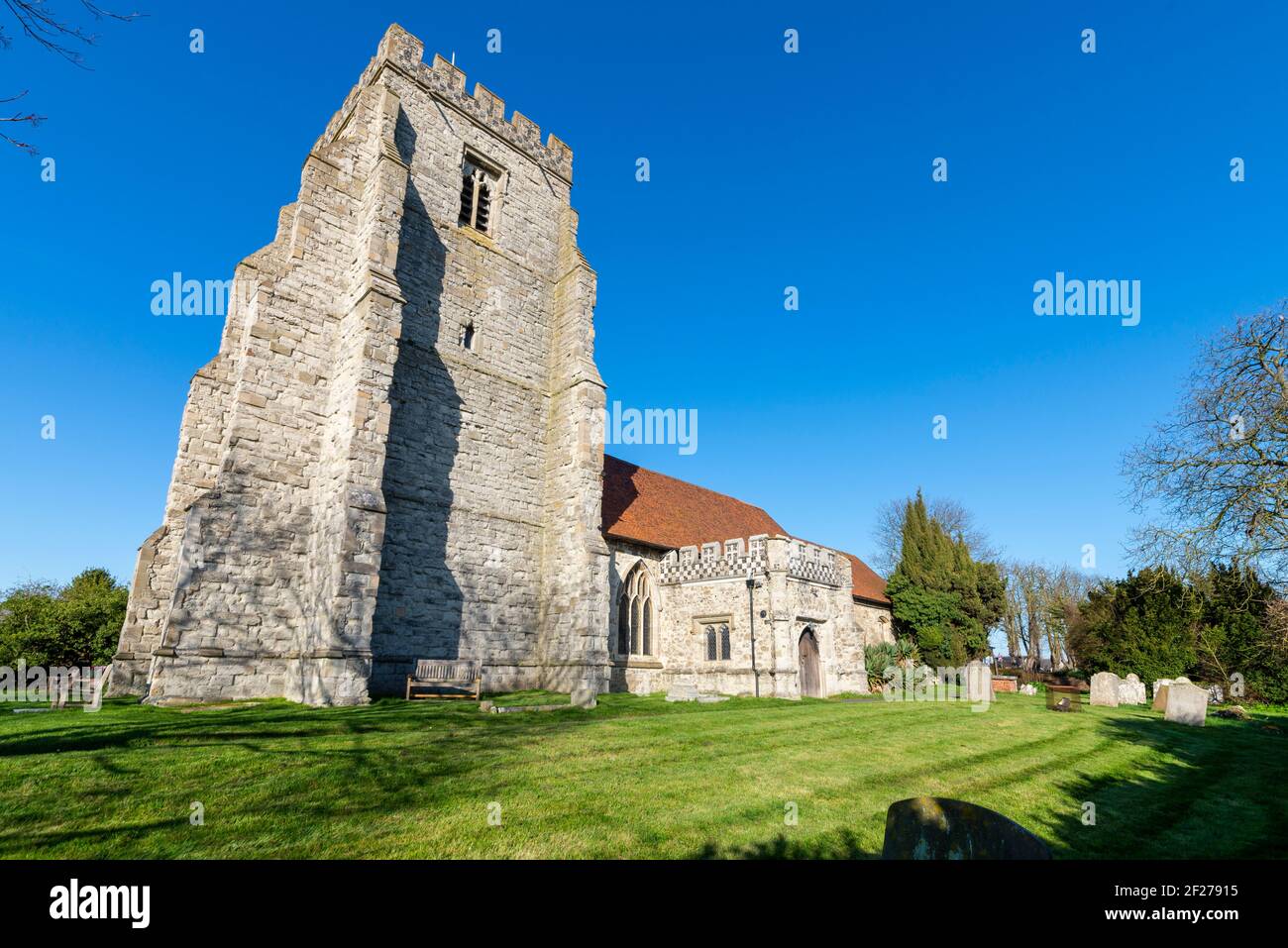 Église paroissiale de Saint-Nicolas à Canewdon, Essex, Royaume-Uni. Ragstone Ruben église historique. Église paroissiale du XIVe siècle dans le ciel bleu Banque D'Images