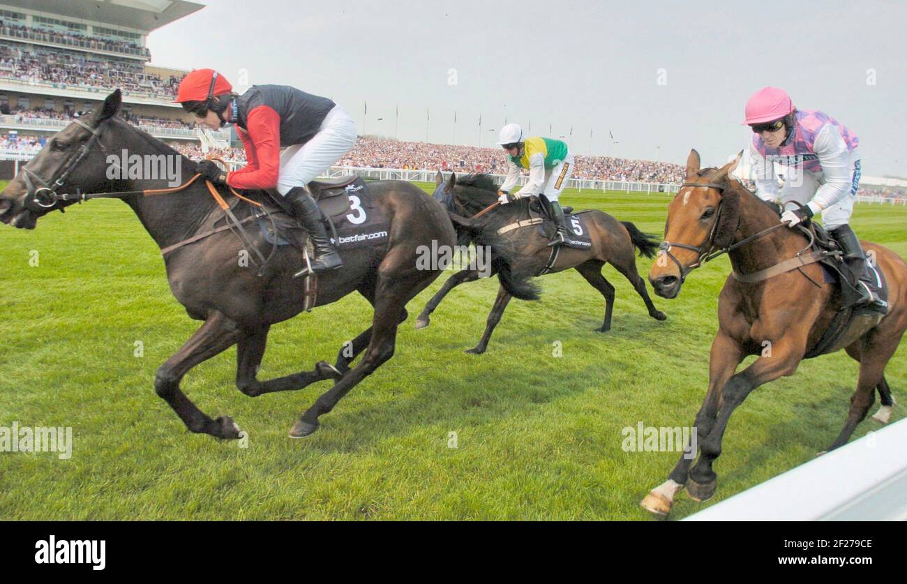 GRANDE RÉUNION NATIONALE À AINTREE 1ER JOUR 12/4/07. THE BETFAIR CHASE. DANSEUR EXOTIQUE 2ème partie. PHOTO DAVID ASHDOWNINTREE 2007 Banque D'Images