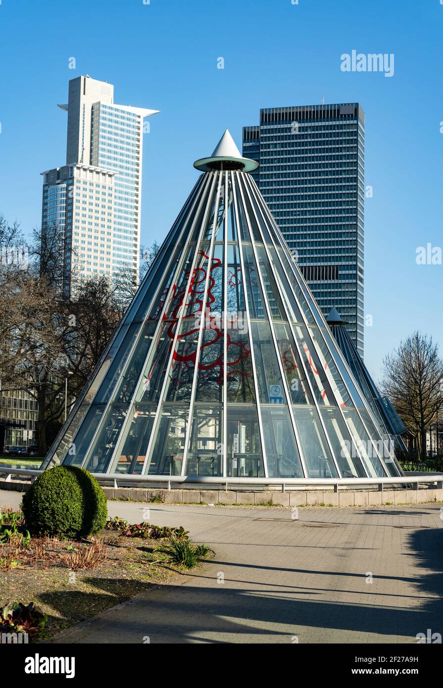 Vue de la Messe Frankfurt à la tour Westend également appelée Kronenhochhaus et Selmi -Hochhaus, Hesse, Allemagne Banque D'Images