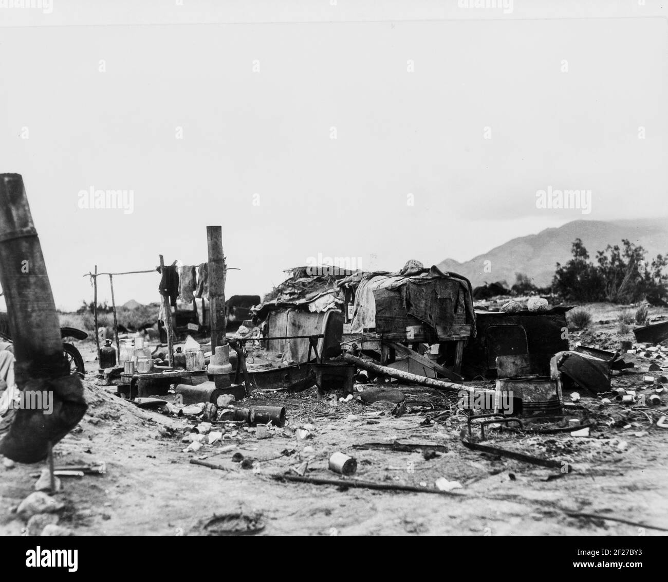 Refuge avec des ordures parsemées autour, Indio, Imperial Valley, Californie. . 1935. Photo de Dorothea Lange Banque D'Images