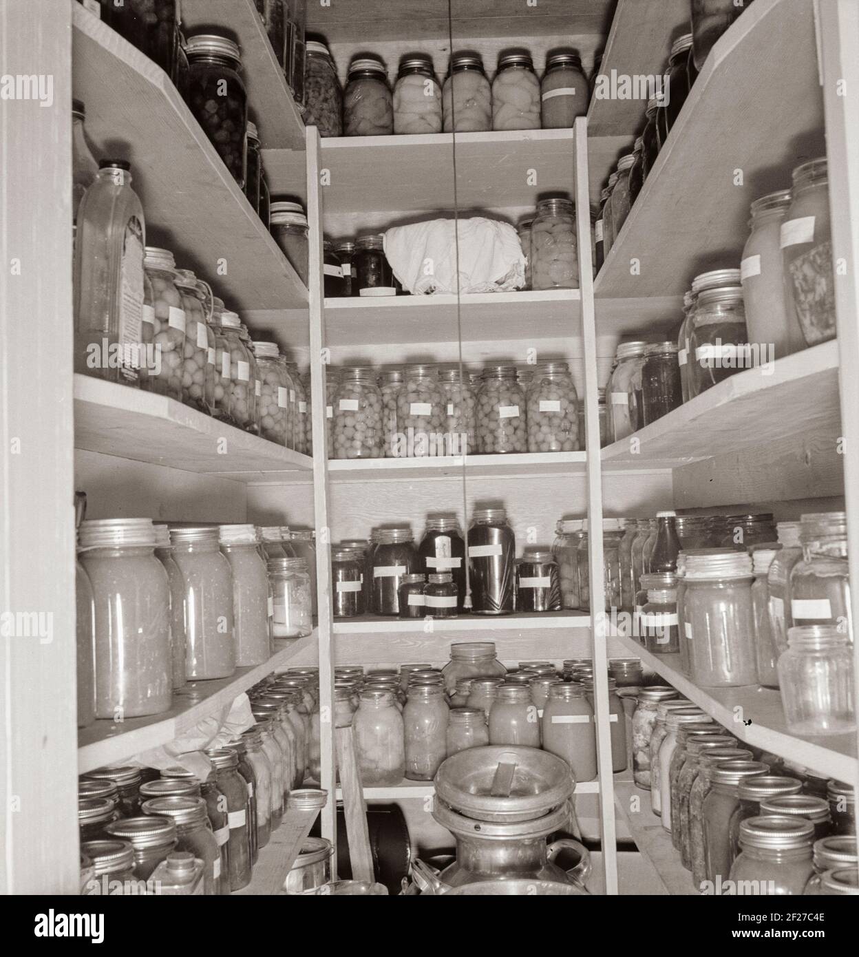 Entrepôt de Mme Granger. Elle a 500-600 quarts de nourriture en conserve. « vous ne savez jamais ce qui peut arriver. » Fermes de Yamhill. (FSA - Administration de la sécurité agricole). Comté de Yamhill, vallée de Williamette, Oregon . Octobre 1939 . Photo de Dorothea Lange Banque D'Images