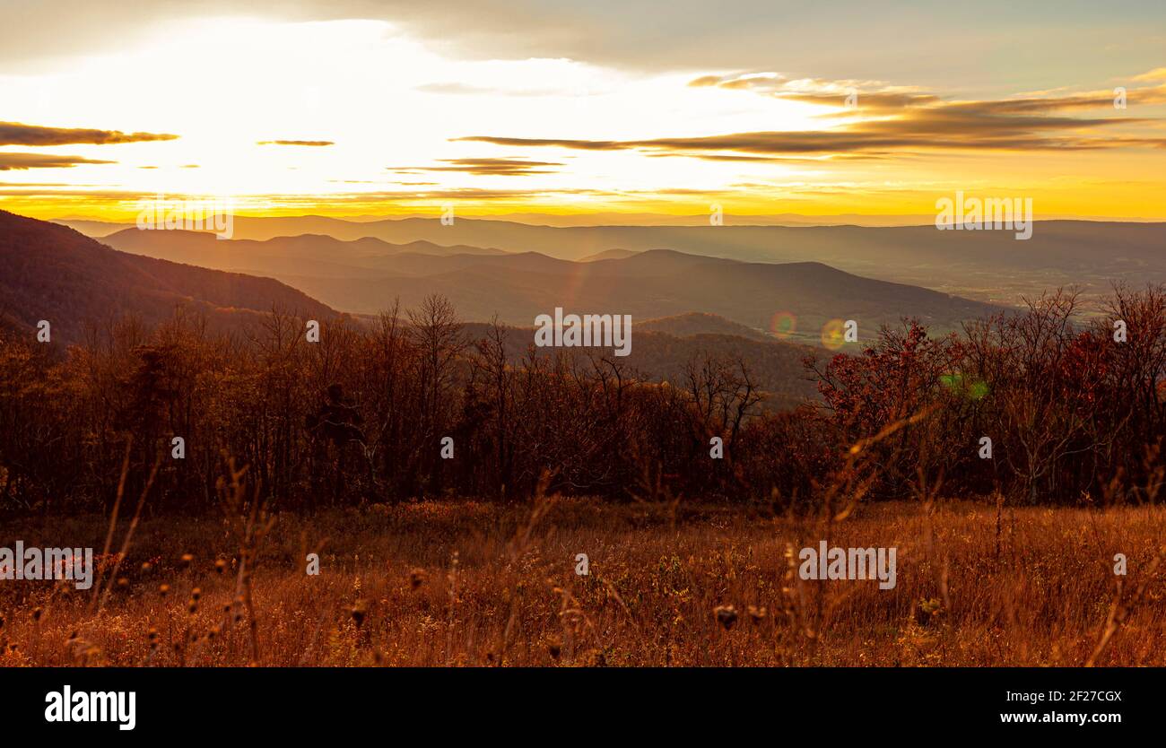 Coucher de soleil dans la vallée de Shenandoah, tel qu'observé depuis une vue panoramique par le Skyline Drive. Les montagnes Blue Ridge sont considérées comme des silhouettes à l'horizon ouest. C Banque D'Images
