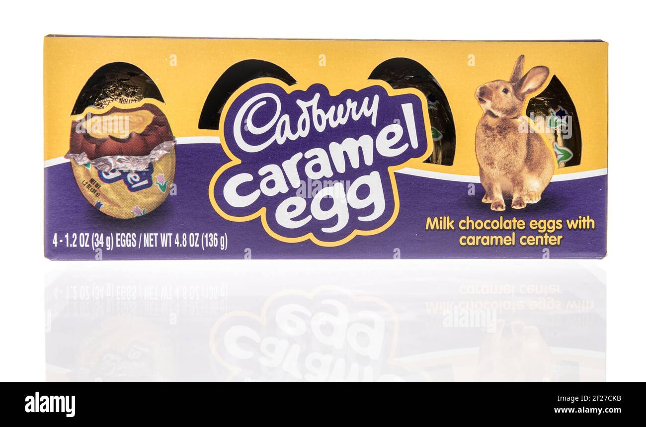 Winneconne, WISCONSIN - 10 mars 2021 : un paquet d'œufs au caramel de Cadbury sur un fond isolé Banque D'Images
