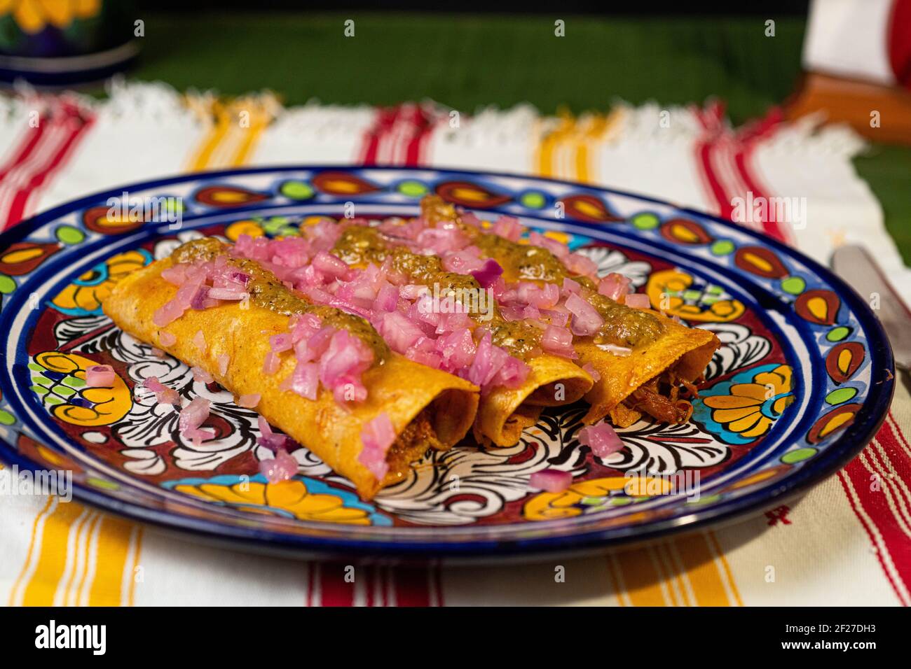 Le Cochinita pibil tacos sert des plats mexicains traditionnels Banque D'Images