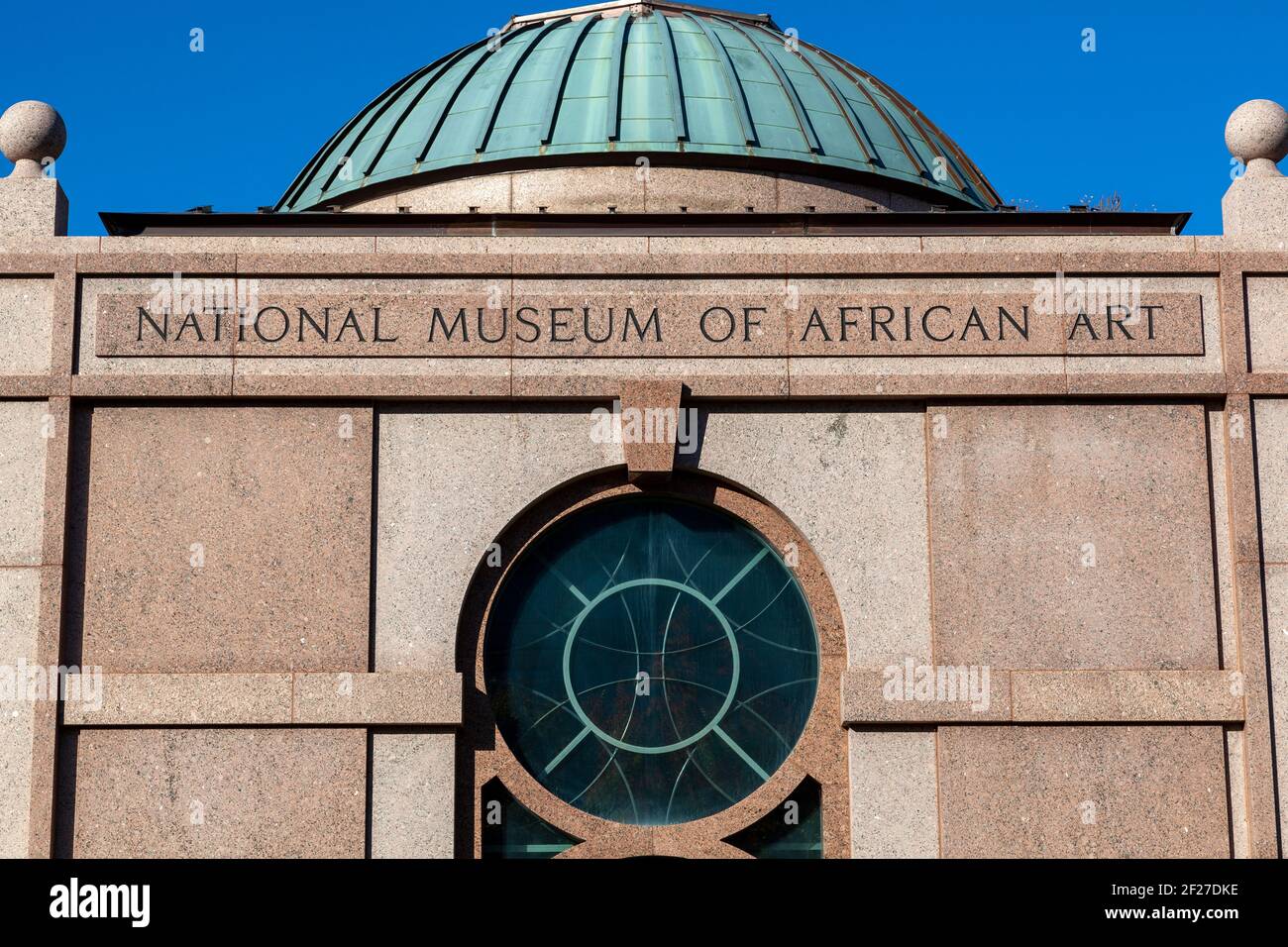 Washington, DC USA 11-02-2020: Vue extérieure du Musée national d'art africain le bâtiment avec trois dômes fait partie du Smithsonian Museum and Banque D'Images