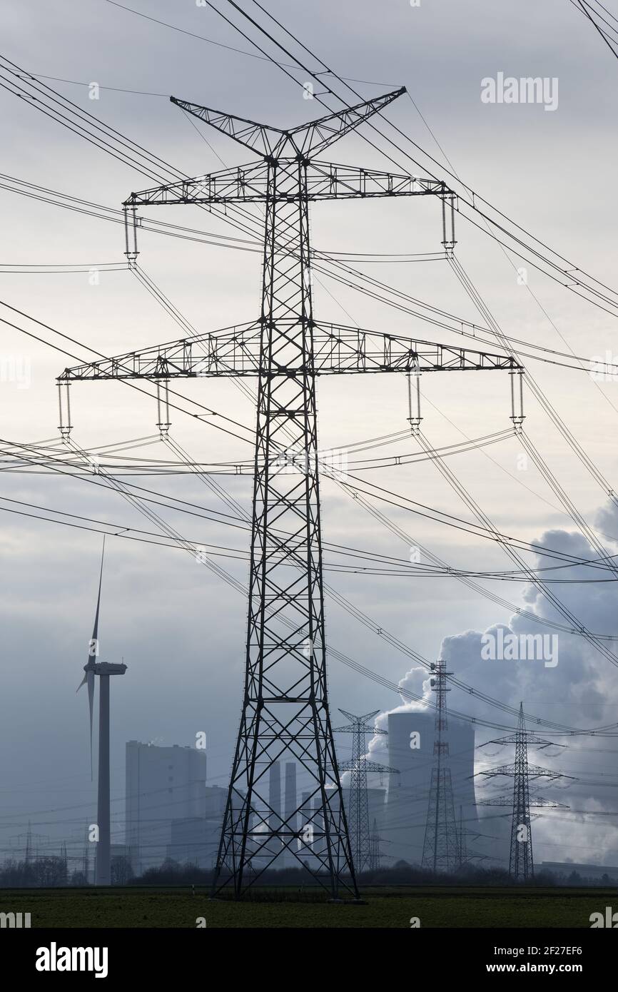 Pylônes haute tension devant la centrale électrique de Neurath, Grevenbroich, Allemagne, Europe Banque D'Images