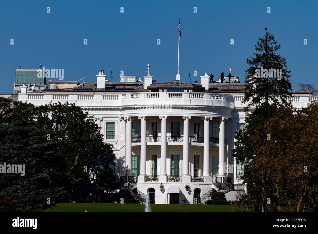 Washington DC, Etats-Unis 11-06-2020: L'entrée sud et la salle diplomatique de la Maison Blanche, siège des présidents américains. Les agents de service secret sont vus dans Banque D'Images