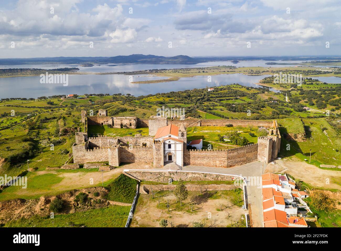 Drone de Mourao vue aérienne du château avec lac du barrage d'alqueva derrière à Alentejo, Portugal Banque D'Images