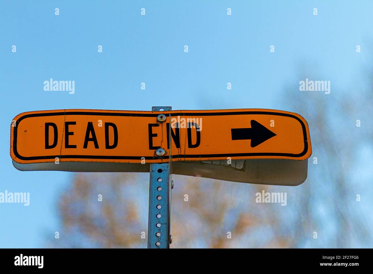 Un panneau « Dead End » isolé en gros plan avec un arrière-plan flou. Il a des utilisations abstraites et idiomatiques polyvalentes pour des concepts qui n'ont pas de solution ou Banque D'Images