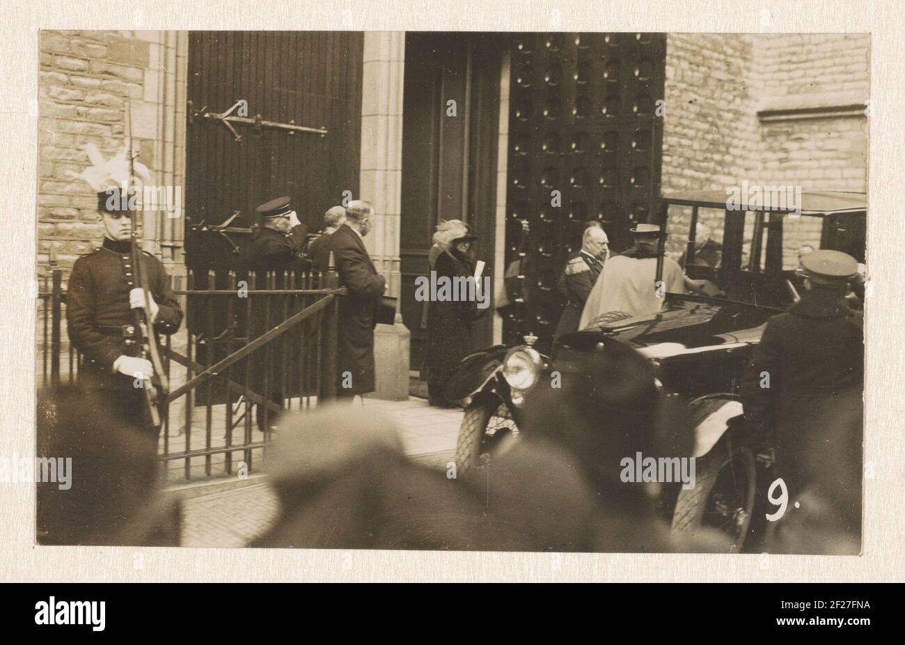 La reine Wilhelmina et le prince Hendrik en quittant le Pieterskerk Leiden.Queen Wilhelmina et Prince Hendrik en quittant le Pieterskerk dedans Leiden après la cérémonie à l'occasion du 350e Anniversaire de l'Université Banque D'Images