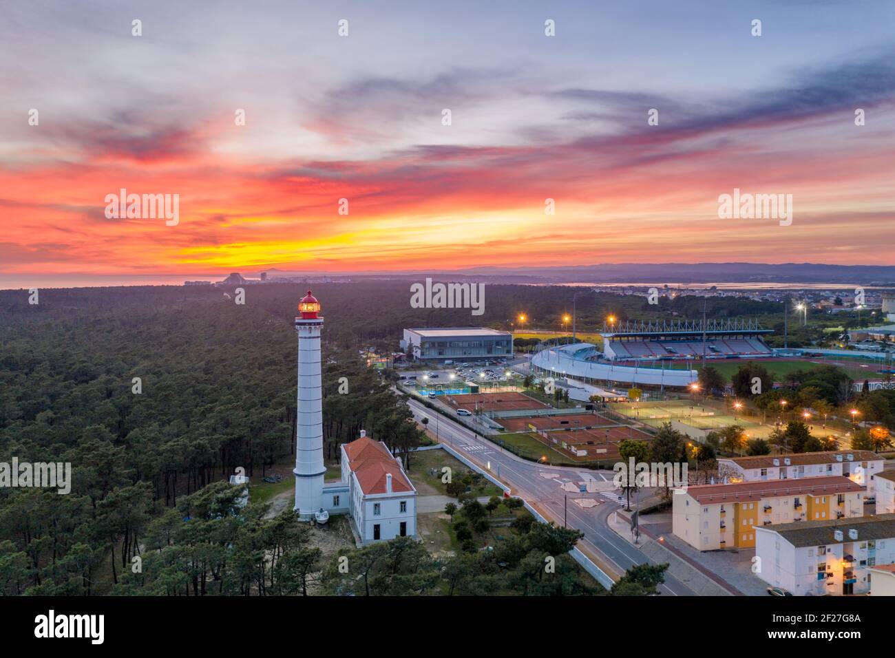 Vue aérienne de la ville de Vila Real de Santo Antonio, du phare de farol et du stade au Portugal, au coucher du soleil Banque D'Images