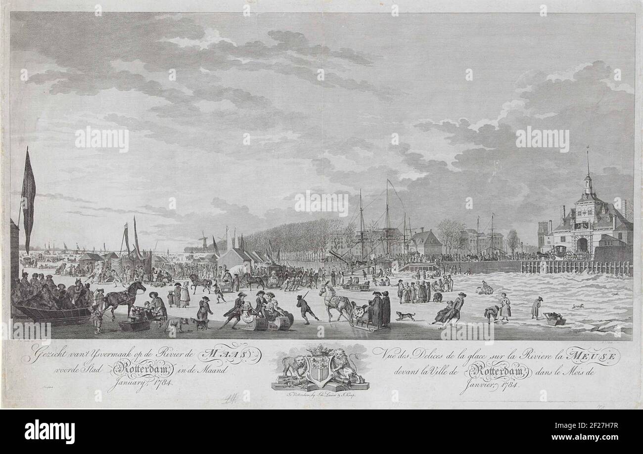 IJsvermaak op de Maas bij Rotterdam, 1784; Gezicht van't Ysvermaak op de Rivier de Maas voorde Stad Rotterdam de Maand janvier 1784. / vue des glaces de la glace sur la Riviere la Meuse devant la ville de Rotterdam dans le mois de janvier, 1784.divertissement sur glace sur les maas surgelées pour Rotterdam. Sur la droite de l'ancienne porte principale, à gauche les arbres. Avec beaucoup de personnes et de groupes sur la glace, sur la gauche un plateau de glace avec plusieurs personnes, droite une Arrenslee avec deux personnes. Janvier 1784. Dans la légende les titres en néerlandais et français de chaque côté d'une vignette de deux lions avec les armoiries de la ville de R Banque D'Images