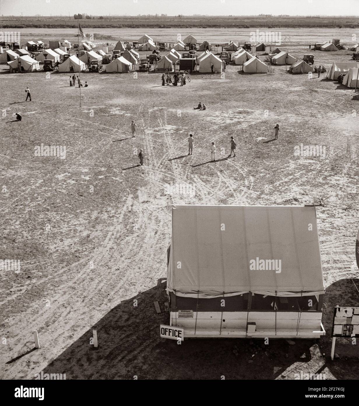 Administration de la sécurité agricole (FSA) camp de travail migratoire. Calipatria, Imperial Valley, Californie . Février 1936. Photo de Dorothea Lange Banque D'Images