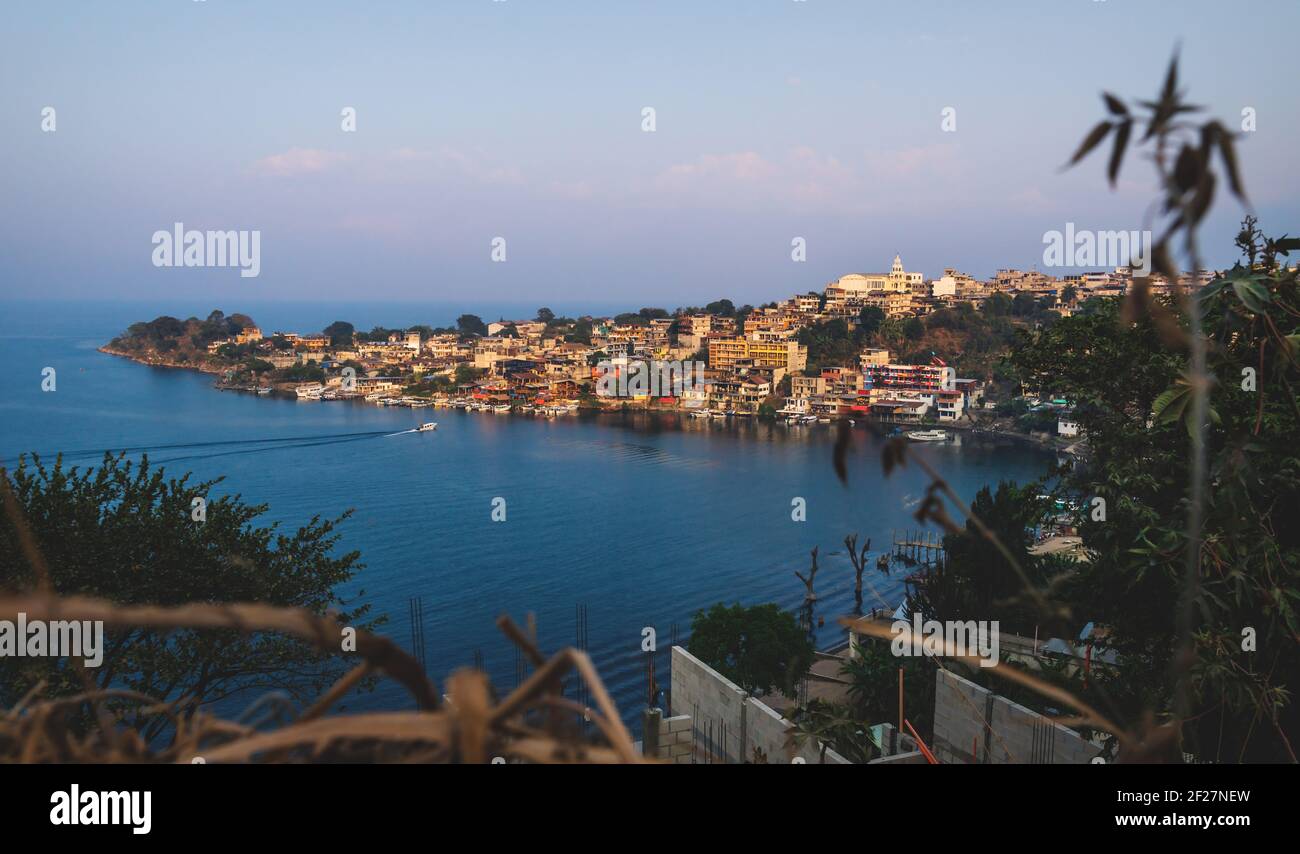 Vue de dessus sur le village maya le long de la côte du lac Atitlan pendant le coucher du soleil, San Pedro la Laguna, Guatemala Banque D'Images