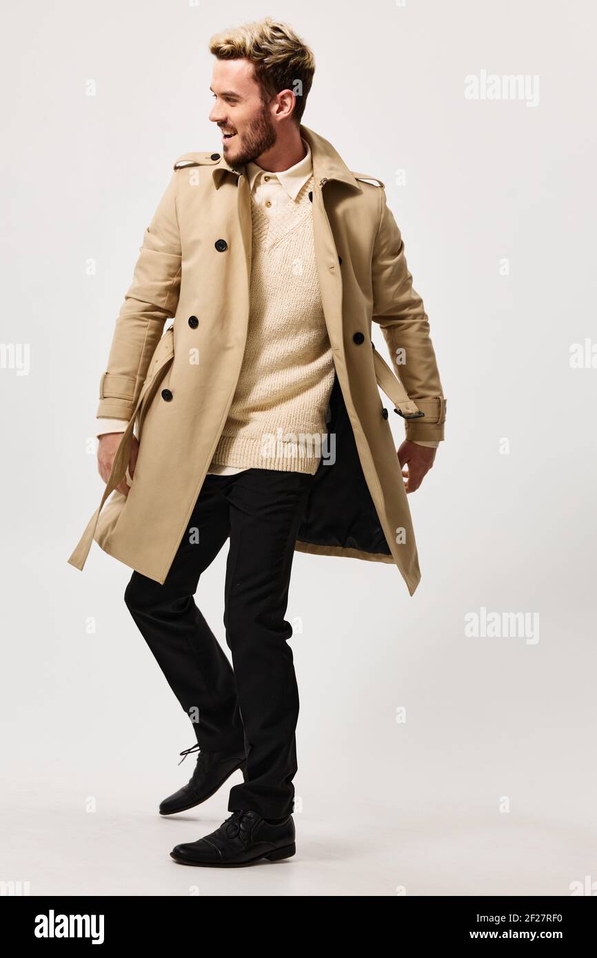 joyeux homme en manteau courir de côté énergie fun pantalon noir modèle de  famille Photo Stock - Alamy