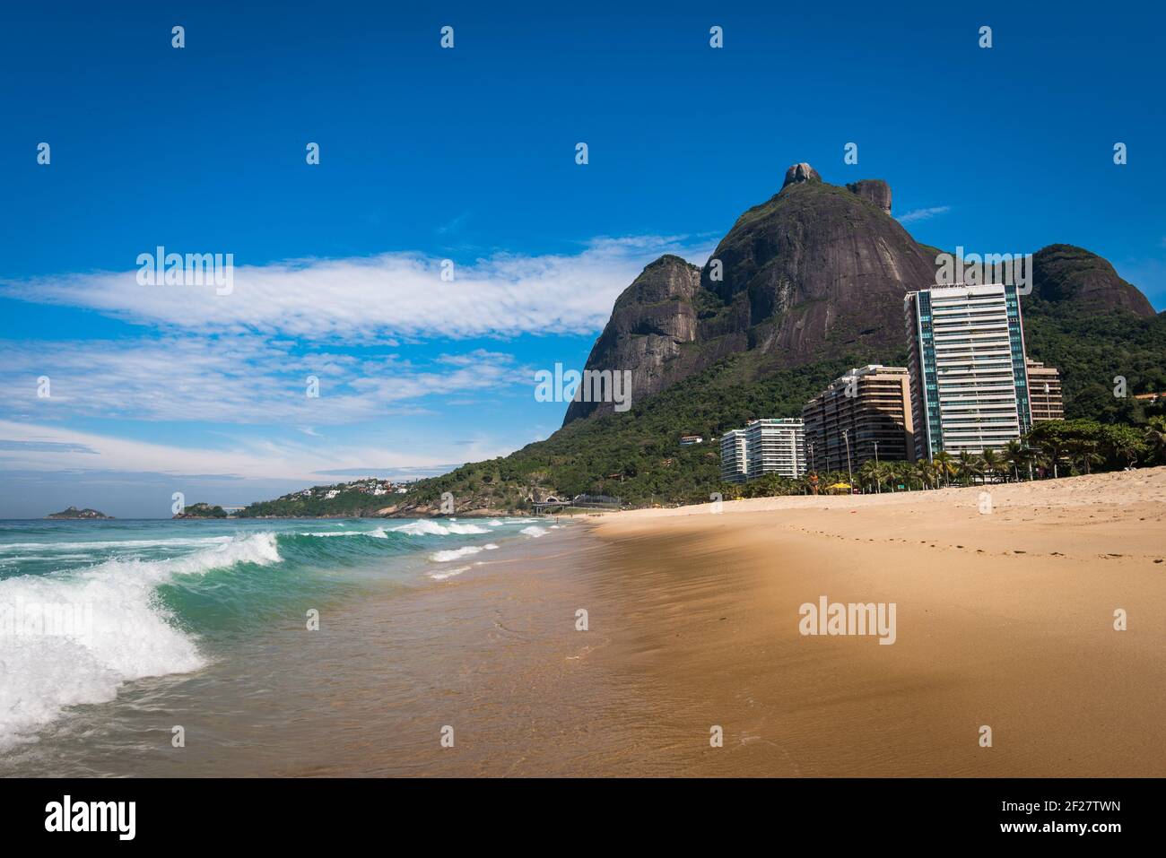 Belle vue sur la plage de Sao Conrado avec paysage de montagne et luxe Immeubles d'appartements Banque D'Images