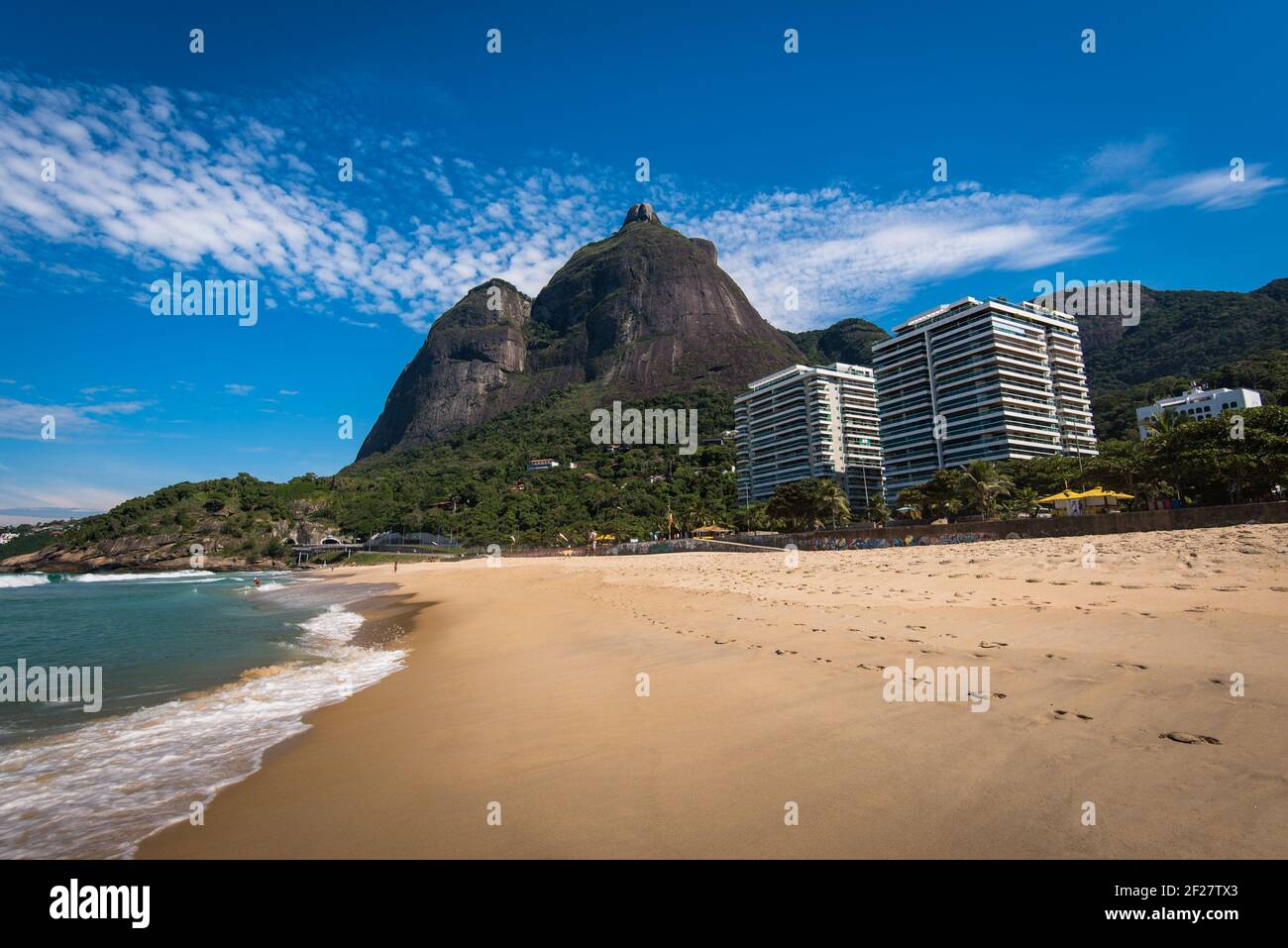 Belle vue sur la plage de Sao Conrado avec paysage de montagne et luxe Immeubles d'appartements Banque D'Images