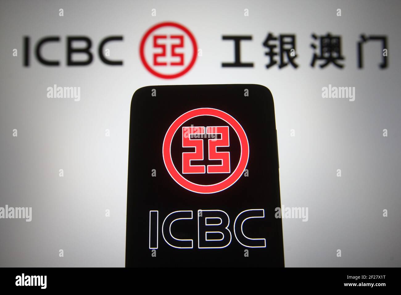 Ukraine. 10 mars 2021. Dans cette illustration, un logo de la Banque industrielle et commerciale de Chine (ICBC) apparaît sur un smartphone et un écran d'ordinateur. Credit: Pavlo Gonchar/SOPA Images/ZUMA Wire/Alay Live News Banque D'Images