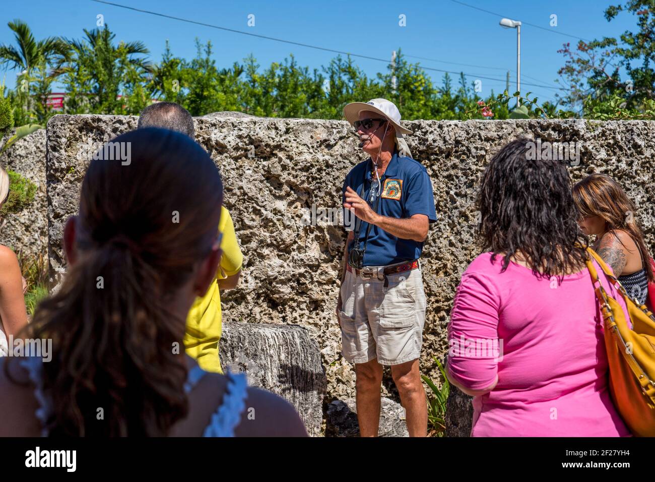 Un guide s'adresse à un groupe à l'intérieur du Coral Castle situé au sud de Miami, en Floride. Banque D'Images