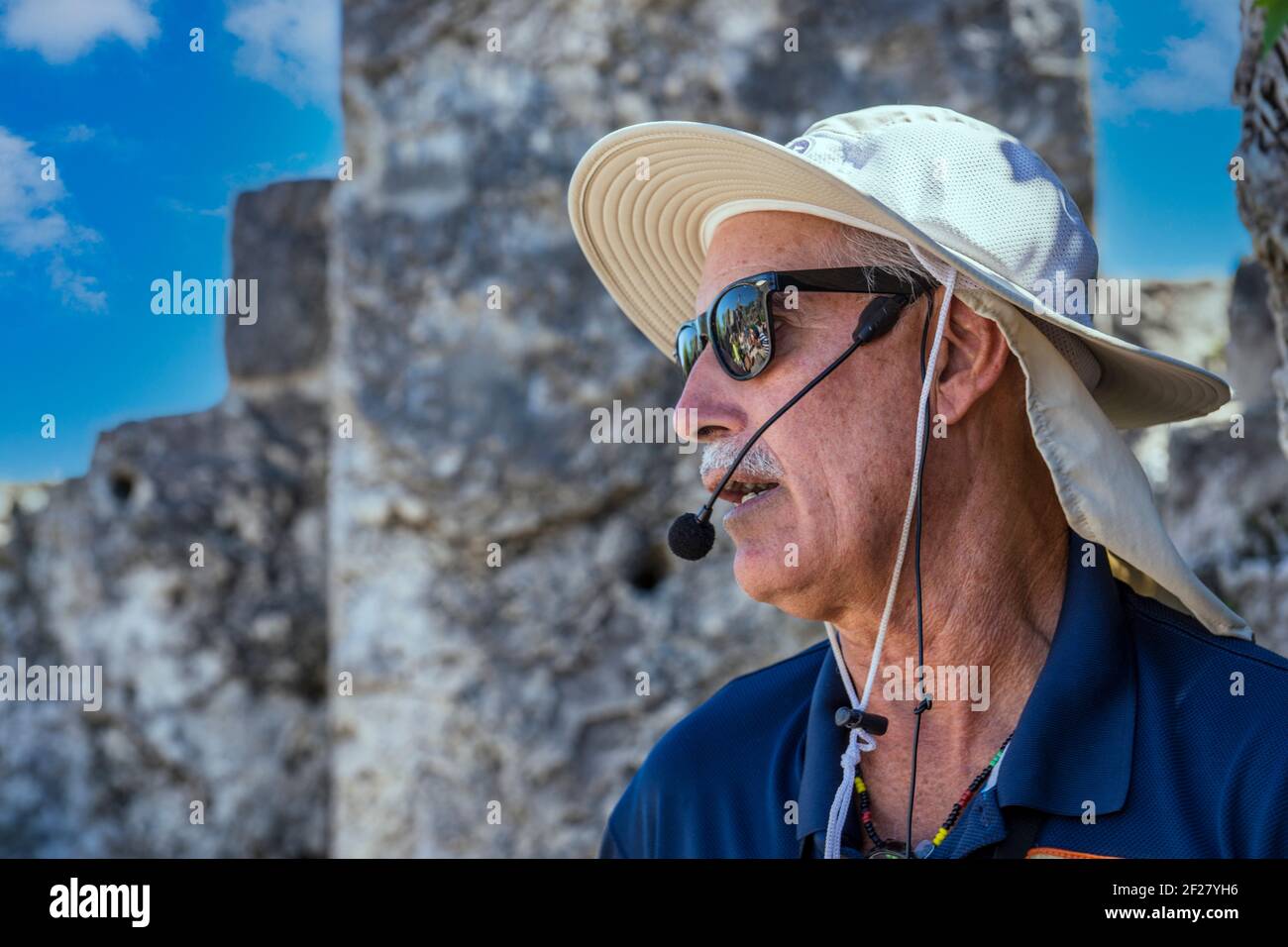 Un guide raconte l'histoire du mystérieux château de Coral situé au sud de Miami, en Floride. Banque D'Images